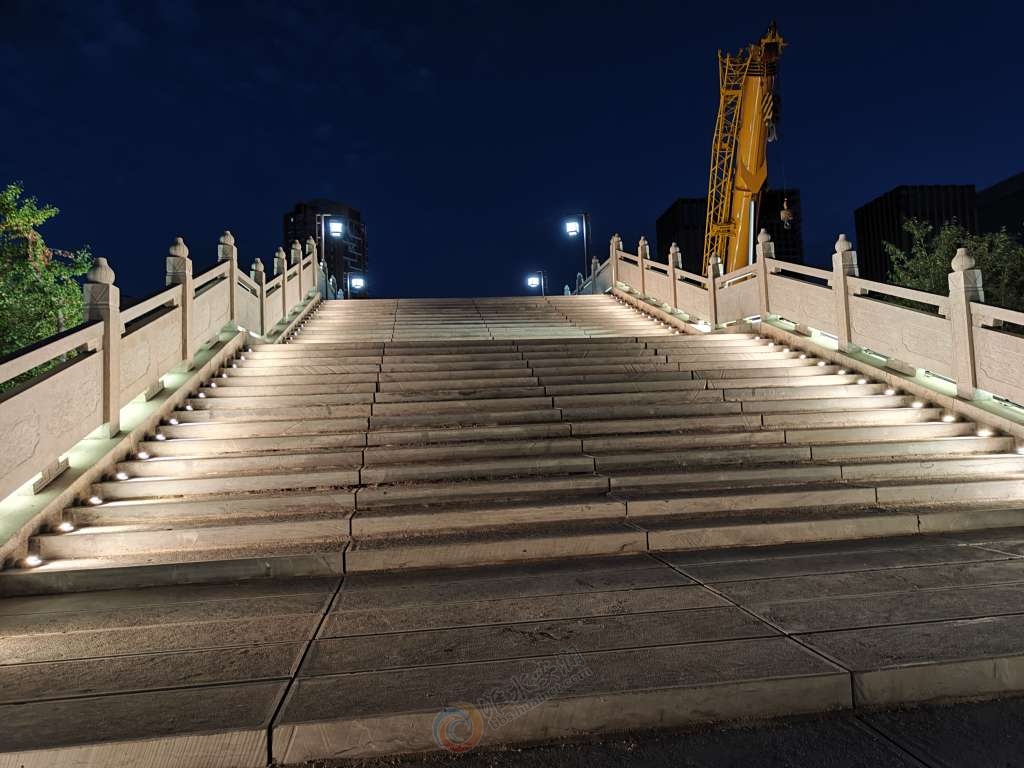 ����·���˺���ҹ��